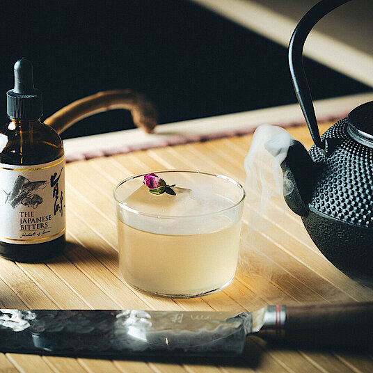 Cocktail "Monozukuri" Monozukuri' cocktail - a total work of art made from one drink, decorated with a delicate flower